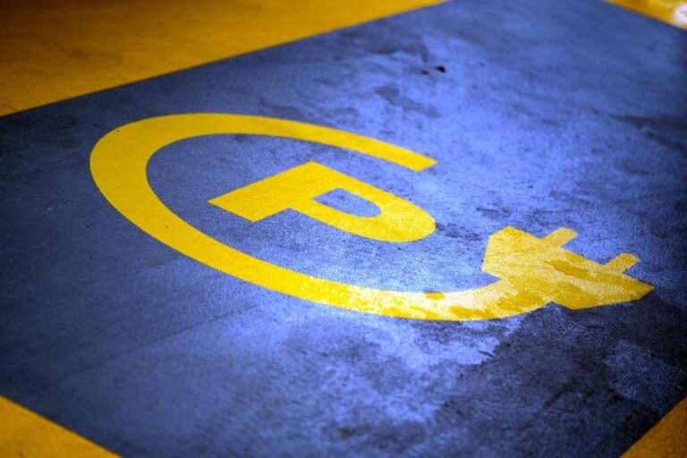 Budowa stacji ładowania samochodów elektrycznych